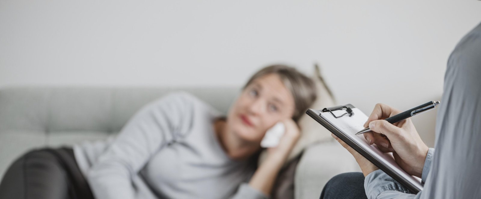 mulher-adulta-em-sessao-de-terapia